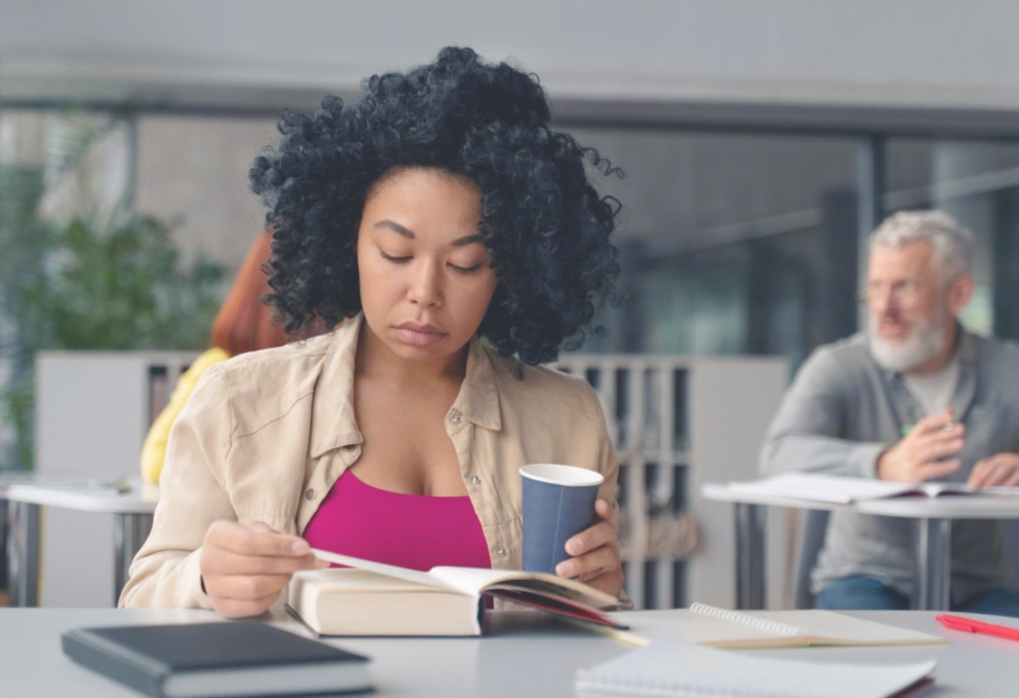 Sessione di formazione in aula con formatori esperti che guidano l'apprendimento pratico